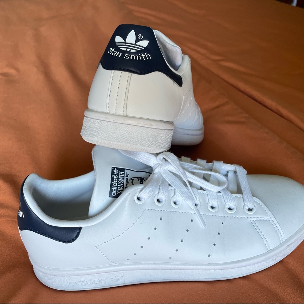 Like new Stan Smith sneakers. Navy & white. Womens 8, men’s 6.5.